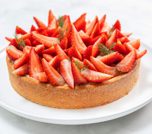 TARTA DE DULCE DE LECHE, DIPLOMATA Y FRUTILLAS