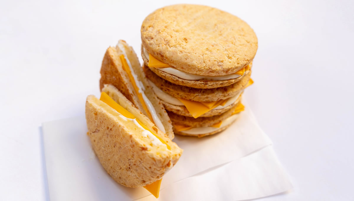 SÁNDWICH DE CHIPÁ RELLENO DE CREMA AGRIA Y QUESO CHEDDAR